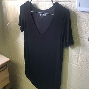MUDD basic black v neck